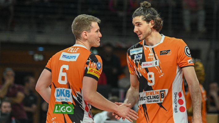 Volleyballer Johannes Tille und Timothee Carle klatschen ab (Bild: Imago Images/Fotostand)