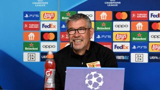 Union-Trainer Urs Fischer lächelt während Pressekonferenz (Bild: Imago Images/Matthias Koch)