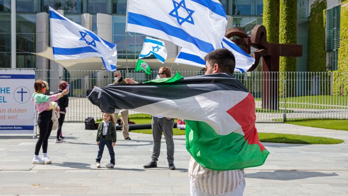 Symbolbild: Mahnwache für Israel vor dem Bundeskanzleramt . (Quelle: imago images/Abboud)