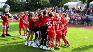 Die Spielerinnen von Union Berlin feiern einen Sieg. Quelle: imago images/Matthias Koch