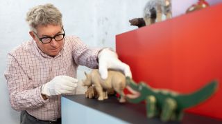 Mark Dion arrangiert im Oktober 2023 seine Spielzeug-Wunderkammer für die Ausstellung "Mark Dion. Delirious Toys" im Museum Nikolaikirche. (Quelle: © Stadtmuseum Berlin | Foto Michael Setzpfandt)
