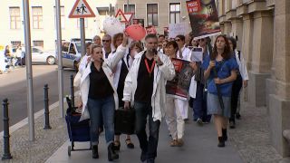 Protestierende Ärzte bei einer Demo, 2023