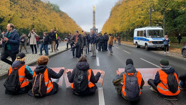 Dutzende Klima-Demonstranten haben am Samstagmittag in Berlin Teile der Fahrbahn rund um den Großen Stern blockiert. (Quelle: rbb/Schöbel)