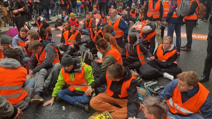Dutzende Klima-Demonstranten haben am Samstagmittag in Berlin Teile der Fahrbahn rund um den Großen Stern blockiert. (Quelle: rbb)