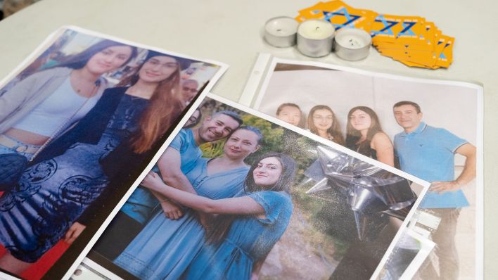 Fotos der Israelin Karina Ariev und ihrer Familie, die bei einer Solidaritäts-Mahnwache für die israelischen Gelsen der Hamas am 16.10.23 in einerSynagoge in Berlin-Charlottenburg durchgereicht werden. Ariev war von den Hamas-Terroristen nach Gaza verschleppt worden (Quelle: rbb / Schneider).