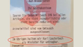 Apothekenbon mit der Aufschrift: "Im Übrigen halten wir Karl Lauterbach als Minister für untragbar.", im Oktober 2023. (Quelle: rbb/CAS)