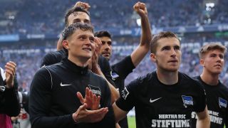 Herthas Spieler feiern auf Schalke den Sieg mit den eigenen Fans. Quelle: imago images/Contrast
