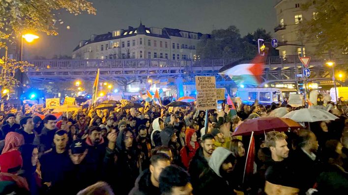 Pro-palästinensische Demo mit 10.000 Teilnehmern zieht durch Kreuzberg