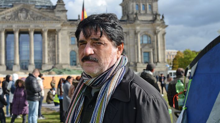 Marwan Shekho am Oktober 2023 vor dem Reichstagsgebäude in Berlin. (Quelle: rbb24/Oliver Noffke)