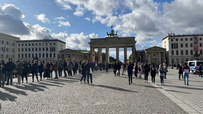 Menschen stehen in Berlin auf dem Pariser Platz vor dem Wahllokal im Pilecki-Institut an, um ihre Stimme für die Parlamentswahl in Polen abzugeben. (Quelle: rbb)