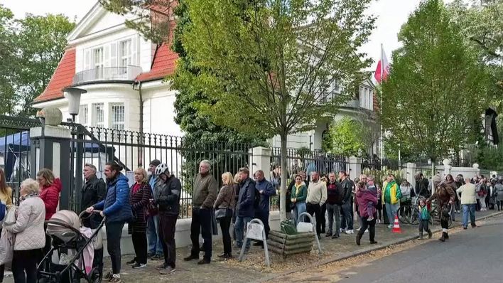 Polnische Staatsbürger stehen am 15. Oktober 2023 vor der Botschaft der Republik Polen in Berlin, um ihre Stimme abzugeben. (Quelle: rbb)