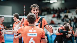 Volleyballer Johannes Tille und Tobias Krick klatschen ab (Bild: VBL/Justus Stegmann)