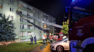 Die Feuerwehr rettet Menschen über Drehleitern aus Mehrfamilienhaus in Beeskow. Im Keller des Wohnblocks war ein Feuer ausgebrochen. (Quelle: rbb/Tony Schönberg)