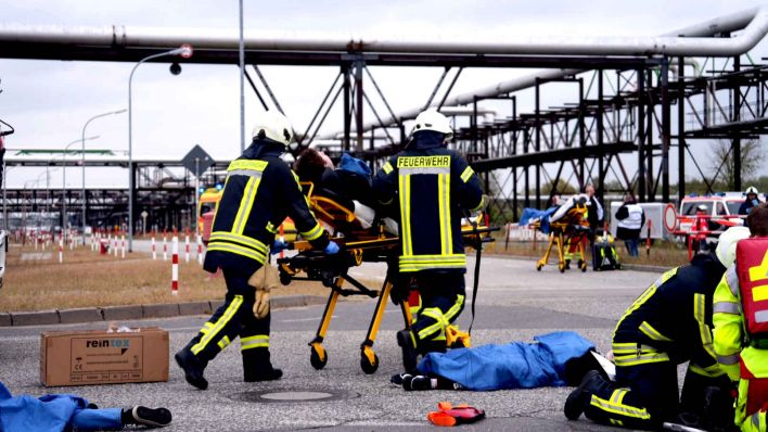 Rettungskräfte trainieren im Rahmen einer Großübung den Ernstfall im PCK. (Foto: Polizei Brandenburg)