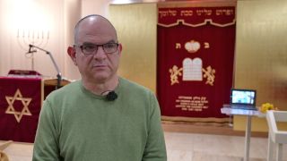 Elieser Zavadsky, Mitglied der jüdischen Gemeinde Sukkat Shalom, bei einer Mahnwache zum Gedenken an die von der Hamas entführten israelischen Geiseln am 16.10.2023 in den Gemeinderäumen in Berlin-Charlottenburg (Quelle: rbb).