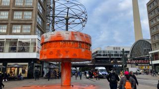 Klimaaktivist:innen haben die Weltzeituhr mit orangener Farbe am 17.10.2023 beschmiert.(Quelle:rbb/S.Adamek)