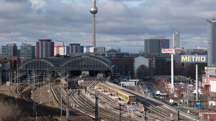 Archivbild: Eine S-Bahn verlässt den Ostbahnhof. (Quelle: dpa/S. Stache)