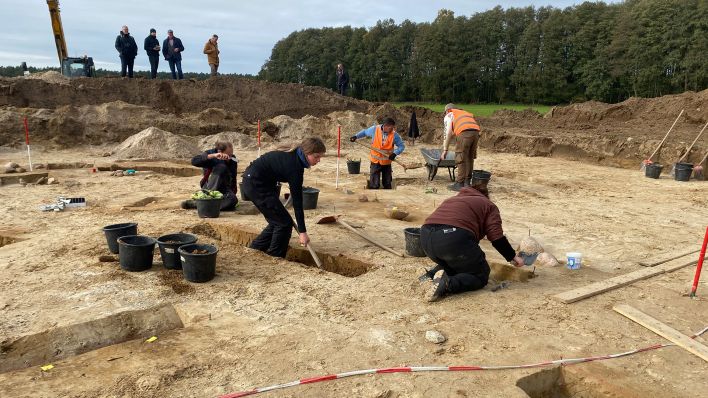 Die Archäologen haben auf dem Grabungsfeld Reste einer Feuerstelle und Teile von Außenwänden freigelegt. (Foto: rbb/Haase-Wendt)