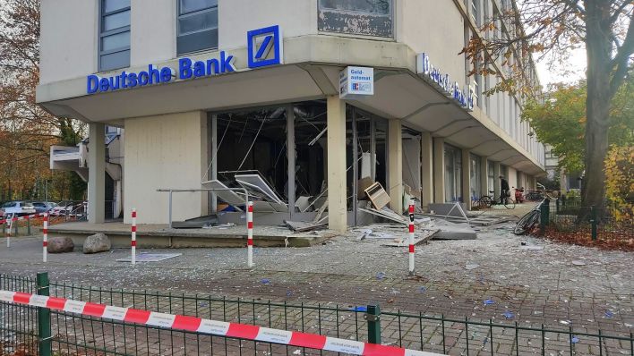 Berlin-Frohnau: Der Vorraum einer Bankfiliale wurde am 18.11.2023 stark durch die Sprengung beschädigt (Quelle: rbb/Alice Kuropka)