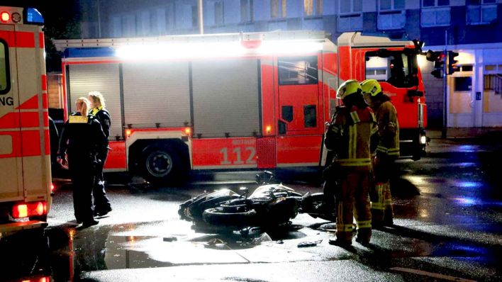 Am Donnerstagabend kam es im strömenden Regen auf der Kreuzung Ansbacher Straße / Lietzenburger Straße in Schöneberg zu einem Verkehrsunfall zwischen einem Motorrad und einem Carsharing Fahrzeug. (Foto: Morris Pudwell)