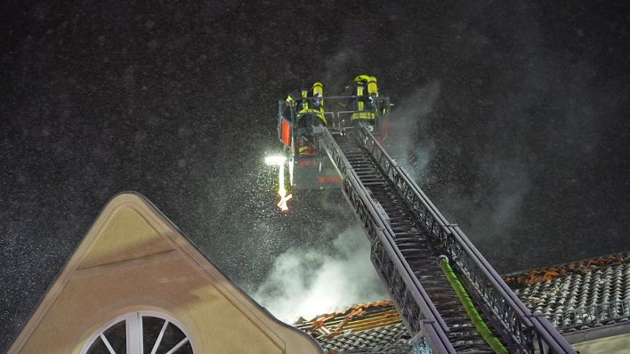 In Luckenwalde (Teltow-Fläming) ist in der Nacht zum 28.11.2023 ein Wohnhaus in Brand geraten. (Quelle: Nonstopnews)
