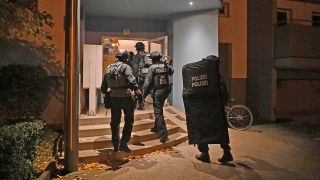 Spezialkräfte verlassen am 07.11.2023 bei einer großangelegten Razzia der Bundespolizei und Landespolizei Brandenburg ein Haus in Weißensee. (Quelle: Pudwell)