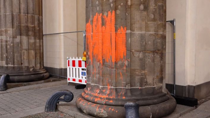 Eine Säule des Brandenburger Tors wurde erneut mit oranger Farbe beschmiert. (Bild: TNN)
