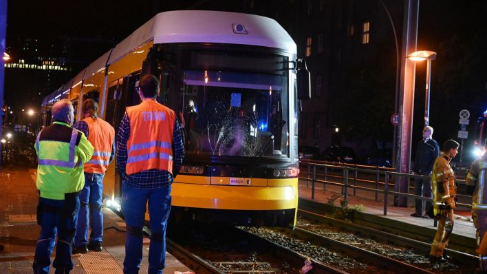 Berlin: Mann von Tram in der Torstraﬂe erfasst und schwer verletzt. (Quelle: Morris Pudwell)