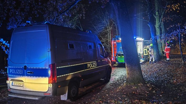 Am späten Abend des 20.11.2023 wird ein Mann im Plänterwald durch Messerstiche tödlich verletzt - Bild vom Polizeieinsatz (Bild: Morris Pudwell)
