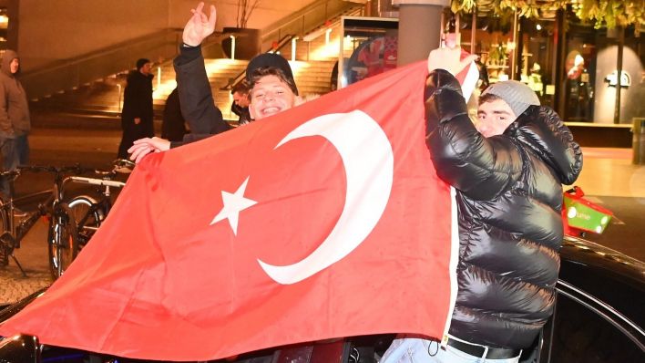 Türkische Fußballfans feiern mit Autokorso Sieg über DFB-Team