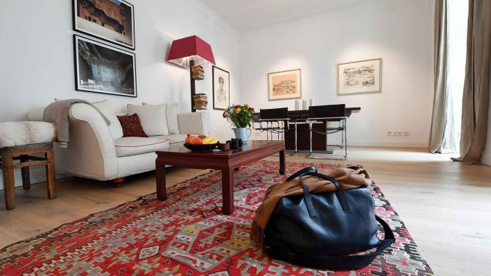 Berlin: Eine Reisetasche liegt in der Wohnung eines Airbnb-Gastgebers (Gestellte Aufnahme). (Foto: dpa)