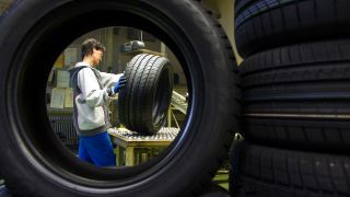 Archivbild: Eine Mitarbeiterin im Werk der Goodyear Dunlop Tires Germany GmbH im brandenburgischen Fürstenwalde am 15.04.2010 (Quelle: dpa/Patrick Pleul)