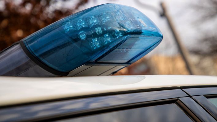 Symbolbild: Blaulicht an Polizeiwagen in Nahaufnahme. (Quelle: dpa/Andreas Gora)