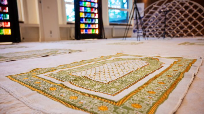 Symbolbild: Gebetsteppiche in der Ibn Rushd-Goethe Moschee. (Quelle: dpa/Christophe Gateau)