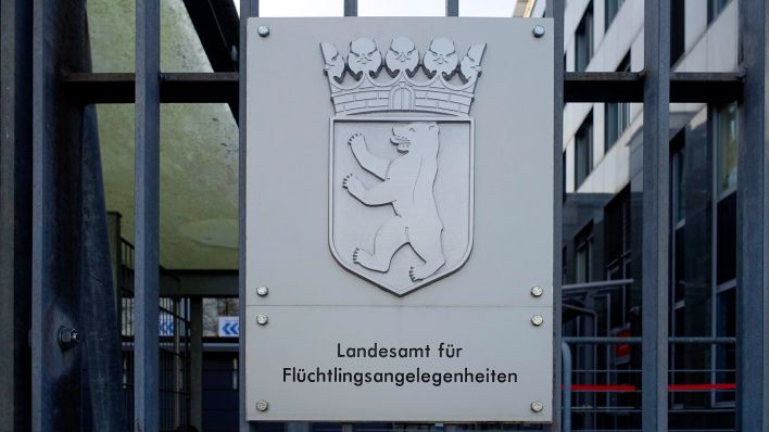 Symbolbild: Schild am Eingang des Landesamt für Flüchtlingsangelegenheiten (Quelle: dpa/Siegra Asmoel)