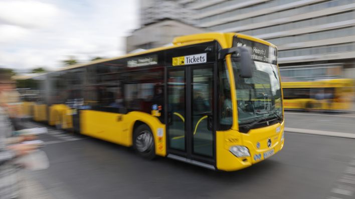 Symbolbild: Ein BVG-Bus fährt am Zoologischen Garten vorbei. (Quelle: dpa/Jörg Carstensen)