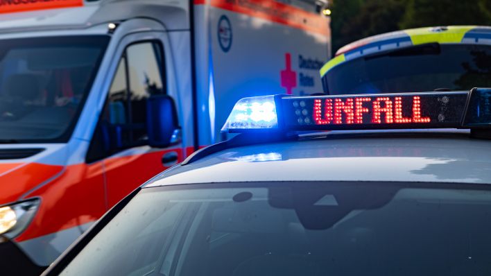 Symbolbild: Ein Einsatzfahrzeug der Polizei steht mit Blaulicht und dem Schriftzug Unfall im Display (Quelle: dpa/Fotostand/Gelhot)