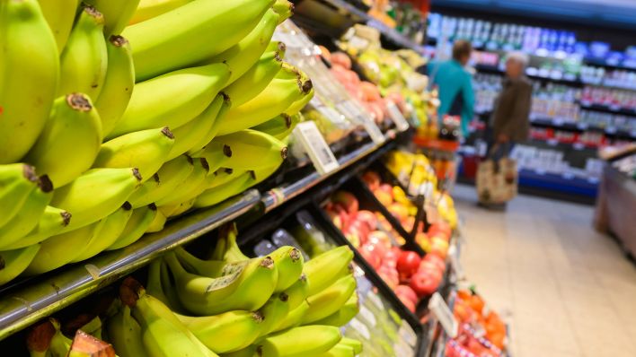 Bananen liegen in der Auslage eines Supermarktes (Quelle: dpa/Julian Stratenschulte).