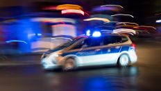 Symbolbild: Ein Polizeiauto fährt mit Blaulicht (Quelle: dpa/Wolfram Steinberg)