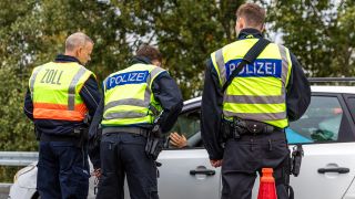 Beamte der Bundespolizei und ein Zollbeamter an der Grenze zwischen Polen und Deutschland. (Quelle: dpa/Frank Hammerschmidt)