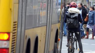 Symbolbild: Eine Radfahrerin ist in Berlin auf einer Busspur unterwegs. (Quelle: dpa/Violetta Kuhn)