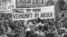 Archivbild:Demonstrierende am Marienplatz vor dem Rathaus protestieren gegen die Aids-Politik von CSU-Politiker Peter Gauweiler im März 1987.(Quelle:imago images/H.Gebhardt)