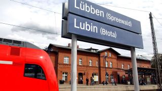 Symbolbild:Ein Regionalexpress fährt in den Bahnhof der brandenburgischen Stadt Lübben ein. (Quelle:picture alliance/Zentralbild/P.Pleul)