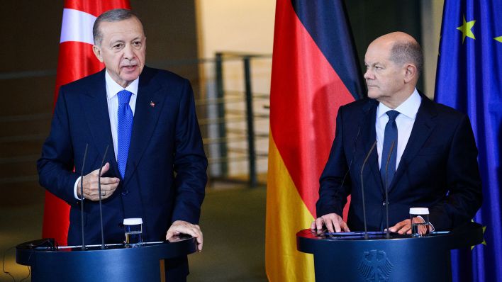 Bundeskanzler Olaf Scholz (SPD, r) und Recep Tayyip Erdogan, Präsident der Türkei, äußern sich bei einer Pressekonferenz am 17.11.2023.(Quelle:picture alliance/dpa/B.v.Jutrczenka)