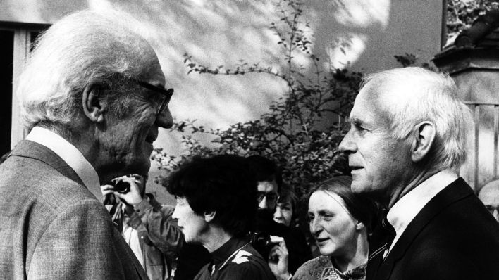 Archivbild:Loriot (r, alias Vicco von Bülow) im Gespräch mit DDR-Altbischof Albrecht Schönherr im Domgarten in Brandenburg an der Havel am 18.05.1985.(Quelle:picture alliance/dpa/C.Hoffmann)