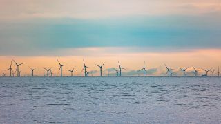 Symbolbild: Ein Off-Shore-Windpark (Quelle: dpa/Nicolas Economou)