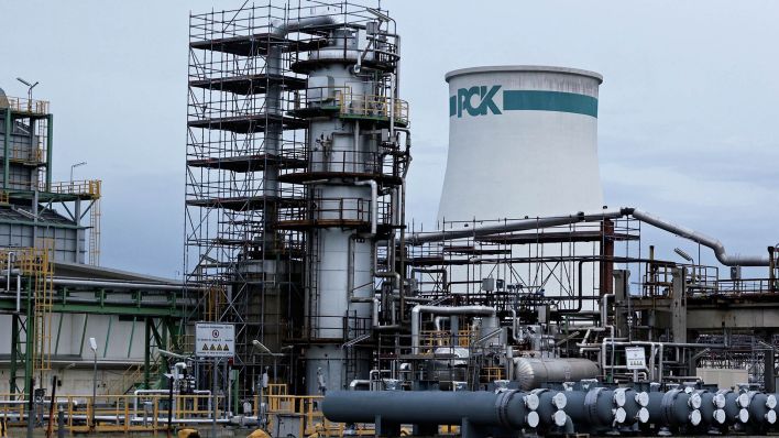 Symbolbild:Ein Turm mit einem «PCK»-Logo ist auf dem Gelände der PCK-Raffinerie zu sehen.(Quelle:picture alliance/dpa/J.Carstensen)