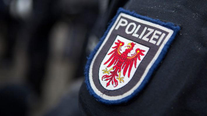 Symbolbild:Ein Aufnäher an einer Uniform eines brandenburgischen Polizisten.(Quelle:dpa-Zentralbild/A.Franke)