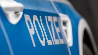 Symbolbild:Berlin: Schriftzug Polizei in Nahaufname an einem Polizeiwagen.(Quelle:picture alliance/A.Gora)