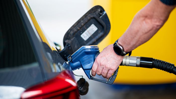 Symbolbild: Ein Mann betankt an einer Tankstelle sein Auto. (Quelle: dpa/Daniel Reinhardt)